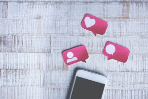Do Influencers need Distant Assistants